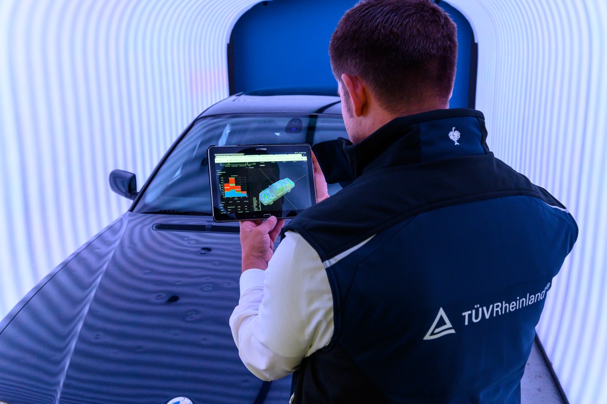 tuev rheinland automatisierte fahrzeugbegutachtung auf basis kuenstlicher intelligenz scanner bietet technologie zur sekundenschnellen und detaillierten erfassung von karosserieschaeden - TÜV Rheinland: Automatisierte Fahrzeugbegutachtung auf Basis Künstlicher Intelligenz Scanner bietet Technologie zur sekundenschnellen und detaillierten Erfassung von Karosserieschäden